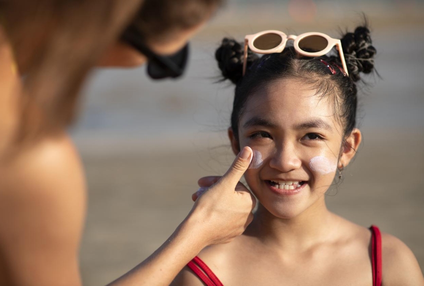 Why does an SPF 50 sunscreen block 98% of UV rays? Why does an SPF 50 sunscreen block 98% of UV rays?